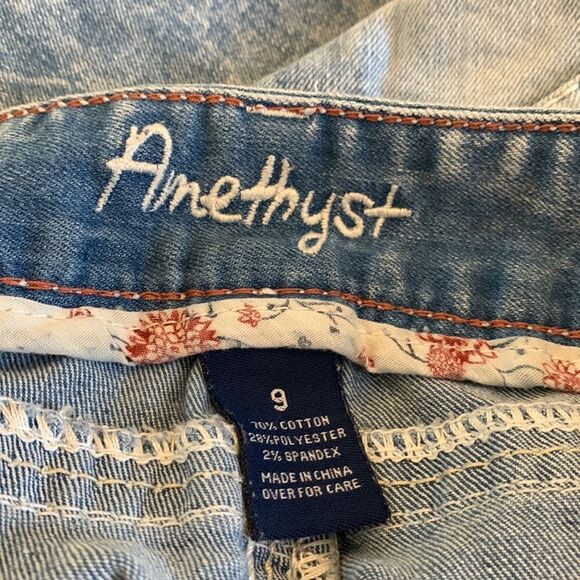 Amethyst distressed denim jeans with decorative pockets Size 9 Inseam 25” - Picture 9 of 9